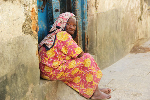 TANSANIA, eine ältere Dame in Stonw Town, der Hauptstadt von Sansibar