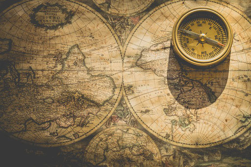 Bild einer Landkarte und eines Kompasses als Symbol für die Abenteuerlust von High Sensation Seekers.