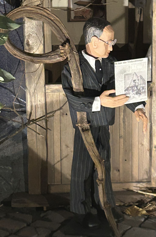 Der Widerstandskämpfer Nikolaus Groß ist der Mann mit dem Hirtenstab und der "Ketter Wacht" mit dem Bauplan einer Krippe.
