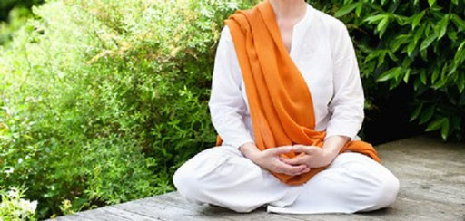 Adobe Stock "Seniorin meditiert im sommerlichen Garten"  von jd-photodesign