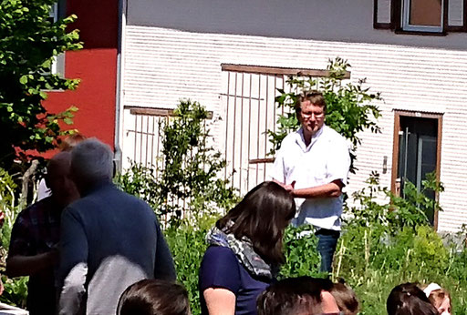 Gartenführung durch Klaus Faaß (Foto: G. Franke)