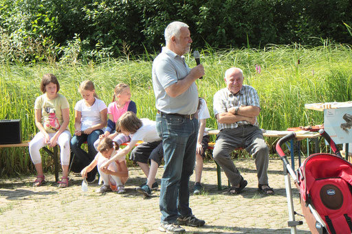 Der Bürgermeister von Waldbronn, Herr Franz Masino, eröffnet die Veranstaltung zur Einweihung des neu gestalteten Vogellehrpfades (G. Franke)