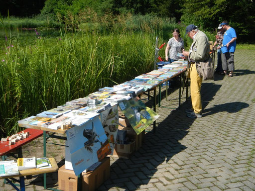 Infostand der Ortsgruppe und Stand des Buchgeschäftes  Waldbronn (Hans-Peter Anderer)