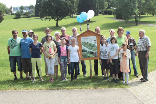 Gruppenfoto mit all denen, die Anteil haben an der Neugestaltung des Voglellehrpfades und am guten Gelingen der Veranstaltung (G. Franke)