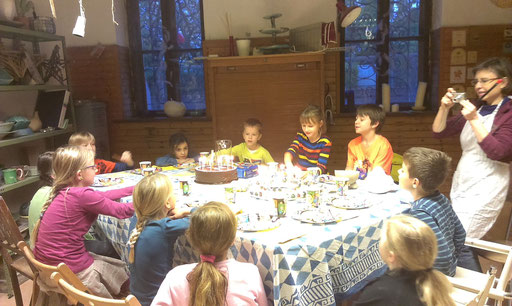 Bis maximal 10 Kinder können in 2 verschiedenen Räumen werken und feiern.