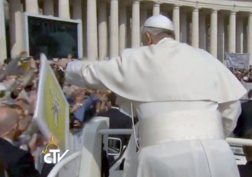 L'Ambasciata dell'amicizia regala a Papa Francesco "L'Albero Giallo" di Elisa Martorana *la foto è una serie di fotogrammi estrapolati dal video del CTV Centro Televisivo Vaticano dell'udienza del 19 Marzo 214