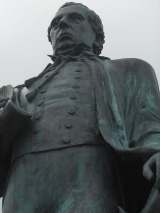 Statue of Commodore Perry in Perry Park showing the missing button / ペリー公園のペリー像からはボタンが一つ消えている