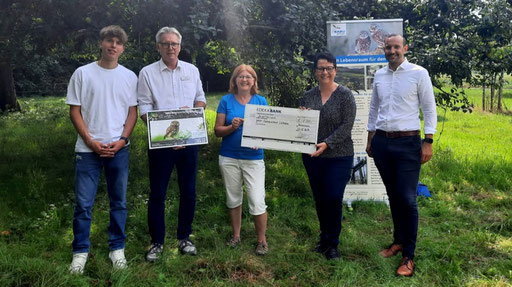 Frank Sutter mit Sohn (EDEKA Buggingen), Chrsitine Hercher (NABU), Michaela Meyer (EDEKA) und Bürgermeister Christoph Zachow (Heitersheim) 