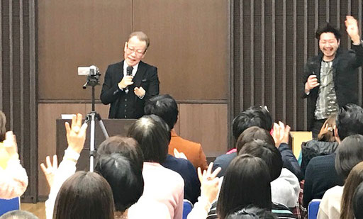 熊本講演会での純社長とザッキーの写真