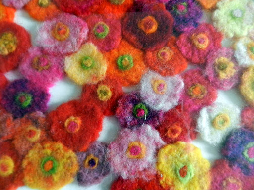 Zinnienblütenteppich aus gefilzter Merinowolle