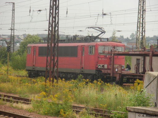 Am 19. August 2011 durchfährt 155 175-3 mit einem Güterzug  Chemnitz Hbf.