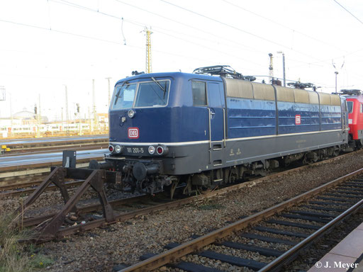 Am 1. Dezember 2013 steht 181 201-5 abgestellt in Leipzig Hbf. Am Haken hat sie 120 149-0