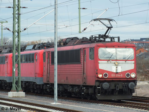 Am 9. Januar 2014 überführte 155 214-0 vier Loks der BR 140 vom DB Stillstandsmanagement im AW Chemnitz zur Reaktivierung nach Seddin. Hier wartet die Fuhre im Chemnitzer Hbf. auf Ausfahrt