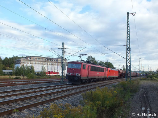 Am 19. September 2013 passiert 155 114-2 das AW Chemnitz in Richtung Riesa. Am Haken hat sie 185 198-9 und einen gemischten Güterzug. Im Hintergrund ist 112 708-3 zu sehen