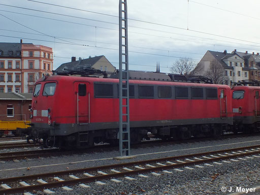 140 678-4 ist eine von vier Maschinen die am 9. Januar 2014 vom AW Chemnitz nach Seddin überführt wurden. Dort sollen sie Reaktiviert werden. Das Bild entstand in Chemnitz Hbf.