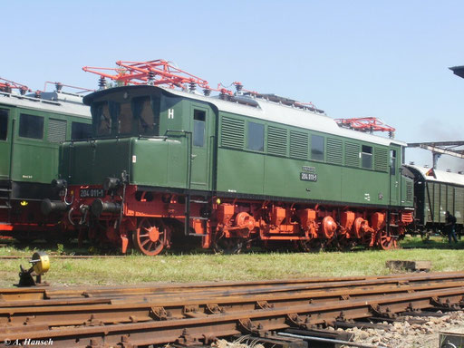 E04 011 (ab 1970 204 011-1) steht am 20. August 2011 zum 21. Heizhausfest im SEM Chemnitz