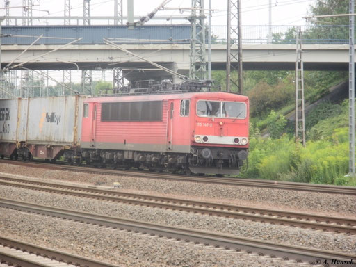 155 147-2 passiert gerade mit Containerzug die Triftbrücke in Richtung Luth. Wittenberg Hbf. (4. August 2011)