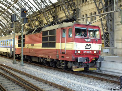 Am 29. Dezember 2012 steht 371 004-3 in Dresden Hbf. kurz vor der Abfahrt