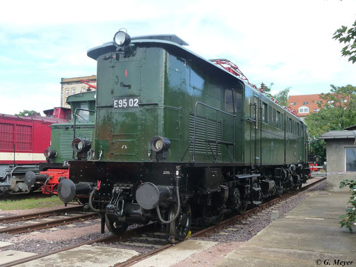 Am 14. Juli 2012 entstand dieses Bild von E95 02 im Bw Halle P. Nur sechs Loks dieser Baureihe gab es bei der DR. E95 02 ist als einziges Museumsstück noch erhalten und soll sogar wieder einsatzfähig gemacht werden