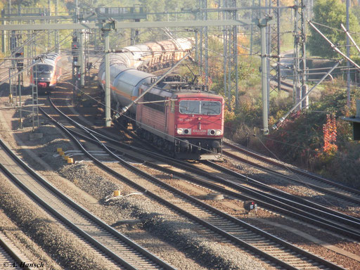 Am 10. Oktober 2010 fährt 155 140-7 mit einem Güterzug in den Bahnhof Luth. Wittenberg ein