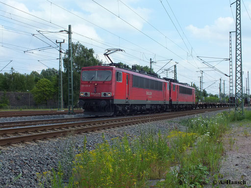 155 120-9 passiert mit ihrem Güterzug gerade das AW Chemnitz. Abgebügelt ist 155 030-0 mit am Zug, der sich gen Riesa bewegt (10. Juli 2013)