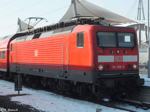 Die Loks der BR 114 sind auf höhere Höchstgeschwindigkeiten umgebaute 143er. 114 018-5 stand am 5. Februar 2012 im Hbf. Luth. Wittenberg