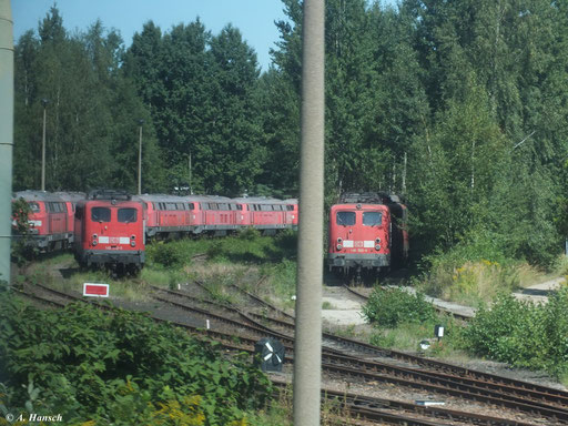 Neben zahlreichen Loks der BR 215 und 218 stehen auch z-gestellte 140er im AW Chemnitz (19. August 2012)