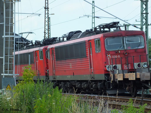 Am 10. Juli 2013 hängt 155 030-0 abgebügelt hinter 155 120-9, die ihren Güterzug gerade am AW Chemnitz vorbei gen Riesa zieht