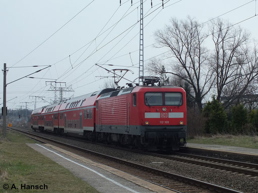 112 109-4 durchfährt bei grauem Märzwetter den Hp Leipzig Thekla (18. März 2014)