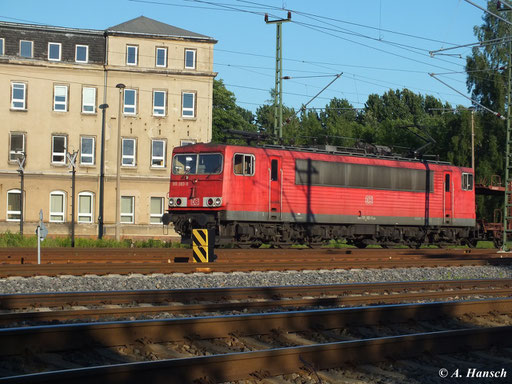 155 083-9 zieht am 21. Juni 2013 einen Autoleerzug am AW Chemnitz vorbei in Richtung Freiberg/Dresden