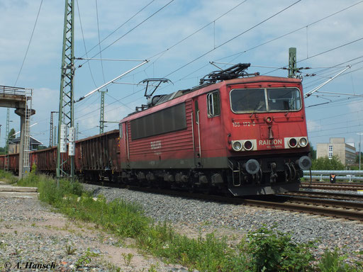 155 172-0 fährt mit ihrem Mischgüterzug am 12. Juni 2013 auf Höhe des AW Chemnitz auf den Chemnitzer Hbf. zu