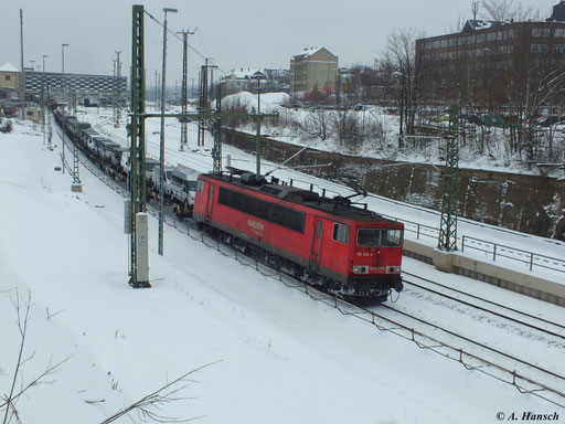 Mit einem gemischten Güterzug fuhr 155 028-4 am 22. Februar 2013 durch Chemnitz Hbf.