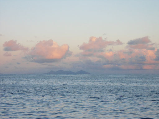  Вот и долгожданная земля. Это Порто Санто, остров архипелага Мадейры. До Мадейры от него всего 25 миль.