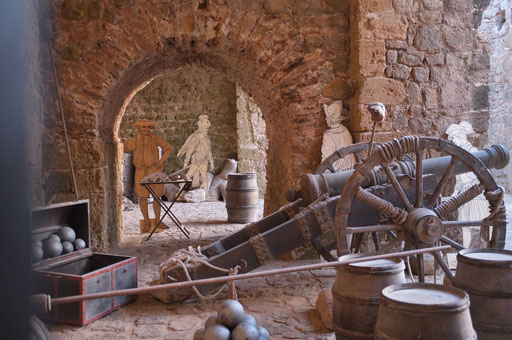 Средневековые пушки внутри крепости.