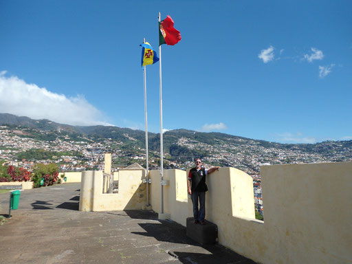 Над крепостью флаг Мадейры и Португалии.