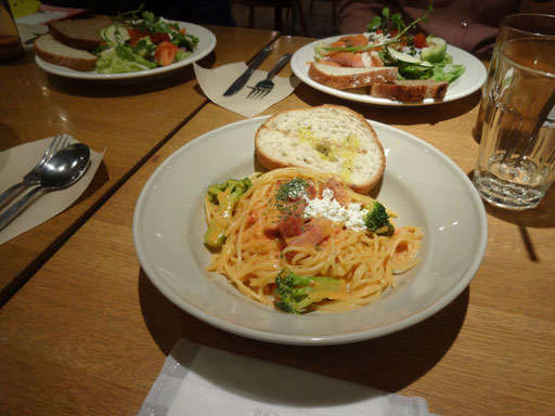 お昼に外出するとお時間がとられがちなので、今回はわたしの行きつけのカフェでランチをいただいてからサロンに移動するスタイルを試してみました。場所が変わると気分も変わりますし、この流れもすごく良かったです♪　共通の過去世もこのカフェで視ていきましたが・・・1日のメンバーは旅仲間、14日のメンバーは映像に合わせて音楽をリミックスしている仲間として視えてきました！どちらも、今のエネルギーそのままで意味深でしたね♪