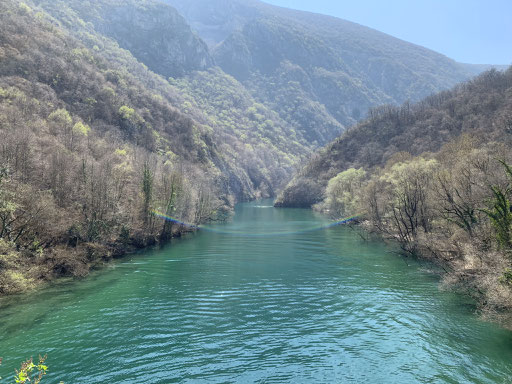 Smaragdgrünes Wasser im Matka-Canyon
