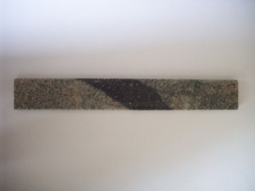 Meteoriten - Impakt > Der schwarze Streifen ist geschmolzenes Gestein durch den Einschlag