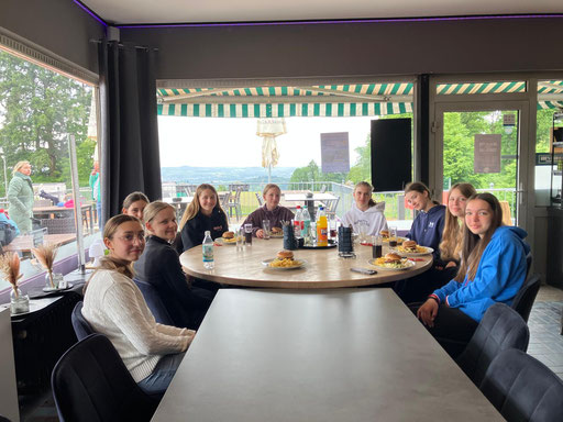 Mädchen U15 2 beim Essen gegen die SG Nastätten / Miehlen