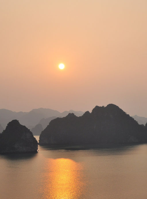 Coucher de soleil sur la baie d'Halong