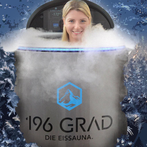 Frau erlebt Kältetherapie in einer Eissauna bei minus 196 Grad