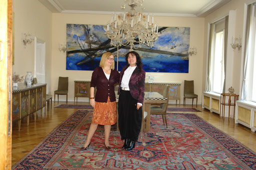 Österreichische Republik Botschaft  Ankara in der Residenz Mit der Österreichischen Botschafterin in Ankara Botschafterin Exzellenz Heidemarie Gürer, ich wurde empfangen um mein Projekt '' Ein Blumen Gruß aus İstanbul an Wien'' zu realisieren in Wien