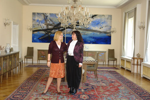 Österreichische Republik Botschaft  Ankara in der Residenz mit der Österreichischen Botschafterin in Ankara Botschafterin Exzellenz Heidemarie Gürer,.. ich wurde empfangen um mein Projekt '' Ein Blumen Gruß aus İstanbul an Wien'' zu realisieren in Wien