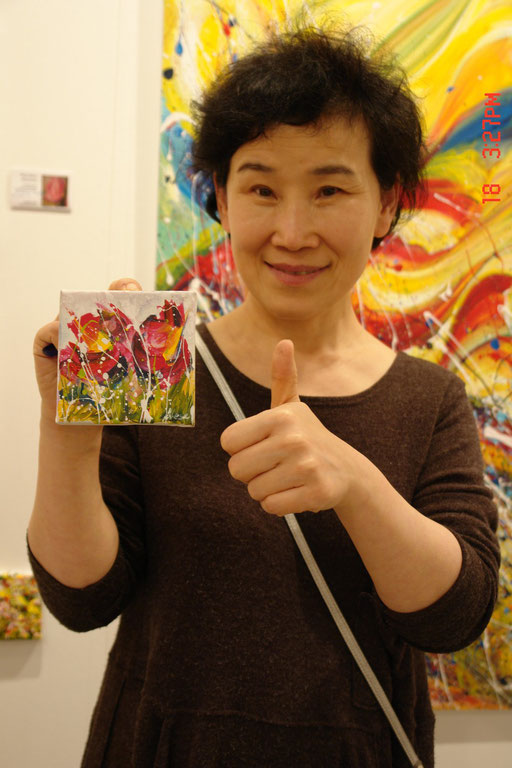 Korea Galeristin mit meinem Kunstwerk in ihr em Besitz =Koreli Galerist 10x10cm eserimin sahibi oldu