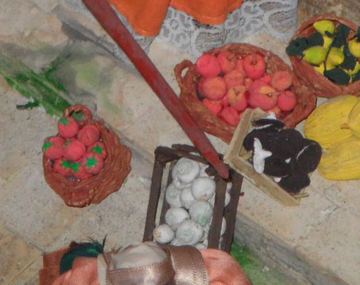 Cesti di frutta e cassetta con cipolle e funghi, realizzate a mano