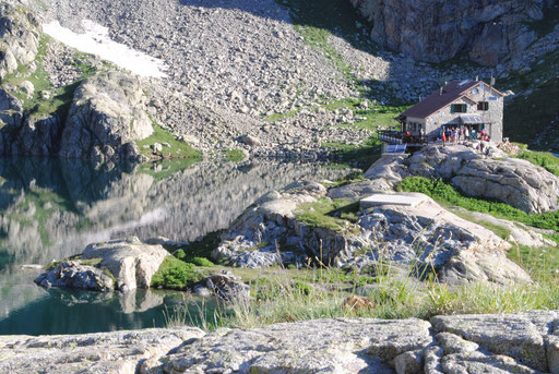 Refuge de Valmasque (Mercantour) au petit matin, après une nuit (insuportable à cause d'un ronfleur !) mais payée moins chère grâce à ma licence ffcam. JMichel.