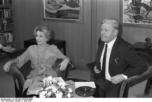 Lilli Palmer interviewt Helmut Schnidt Namensnennung: Bundesarchiv, B 145 Bild-F062649-0005 / Hoffmann, Harald / CC-BY-SA (Rechte unten)