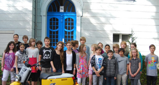 Schüler der Klasse 6a vor dem Wohnhaus von Hannah Höch
