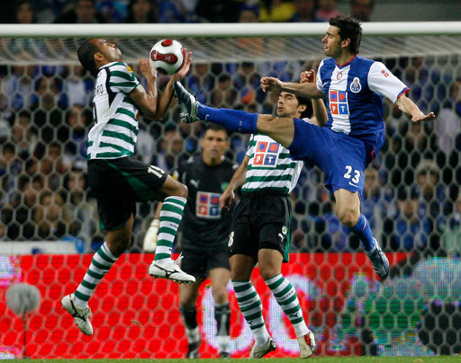 Porto's Helder Postiga (R) challenged by Sporting's Alecsandro (R) and watched by goalkeeper Ricardo and Abel during their Portuguese Premier League match at Dragon stadium in Porto city March 17, 2007.