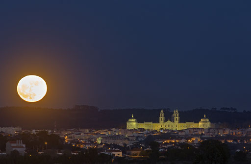 Mon rises beside Mafra Palace on December 3, 2017.